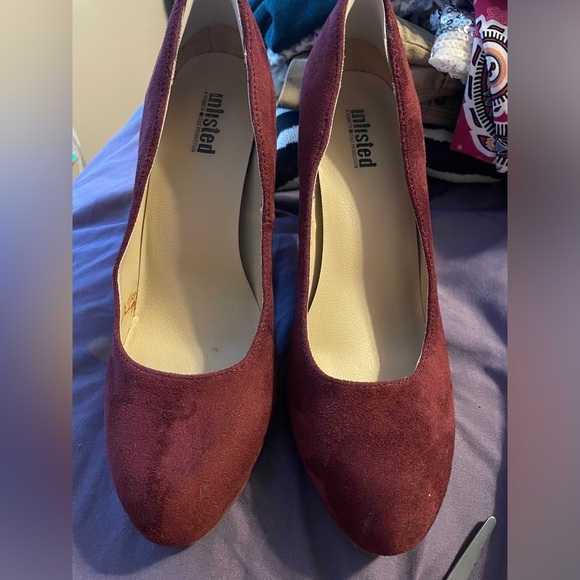 Unlisted Kenneth Cole Film Maker Burgundy Velvet Heels Sz 8 1/2 Wide - Picture 1 of 9